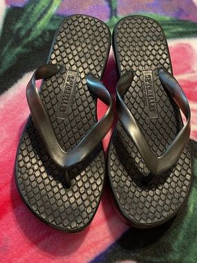 Fitflop Black Slip-On Rubber Thong Sandals